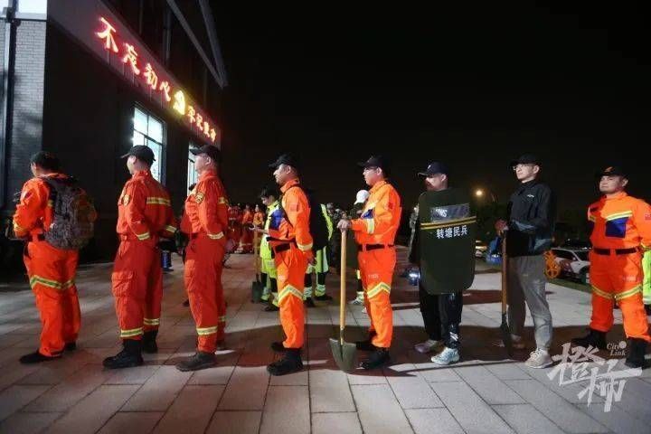 “跑得像飞一样！”凌晨1点，无人机发现第三只豹子，合围失败