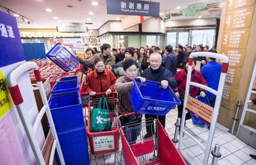 孙女在超市打碎一盒蛋，店员竟要求20倍赔偿，爷爷做法太棒了