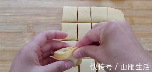 核桃酥这样做太好吃了,外面酥脆直掉渣,内里绵软又香甜,真过瘾