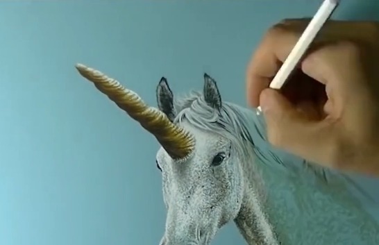 手绘$美术生手绘独角兽,超写实手法惊艳全场,网友:比照片还真实