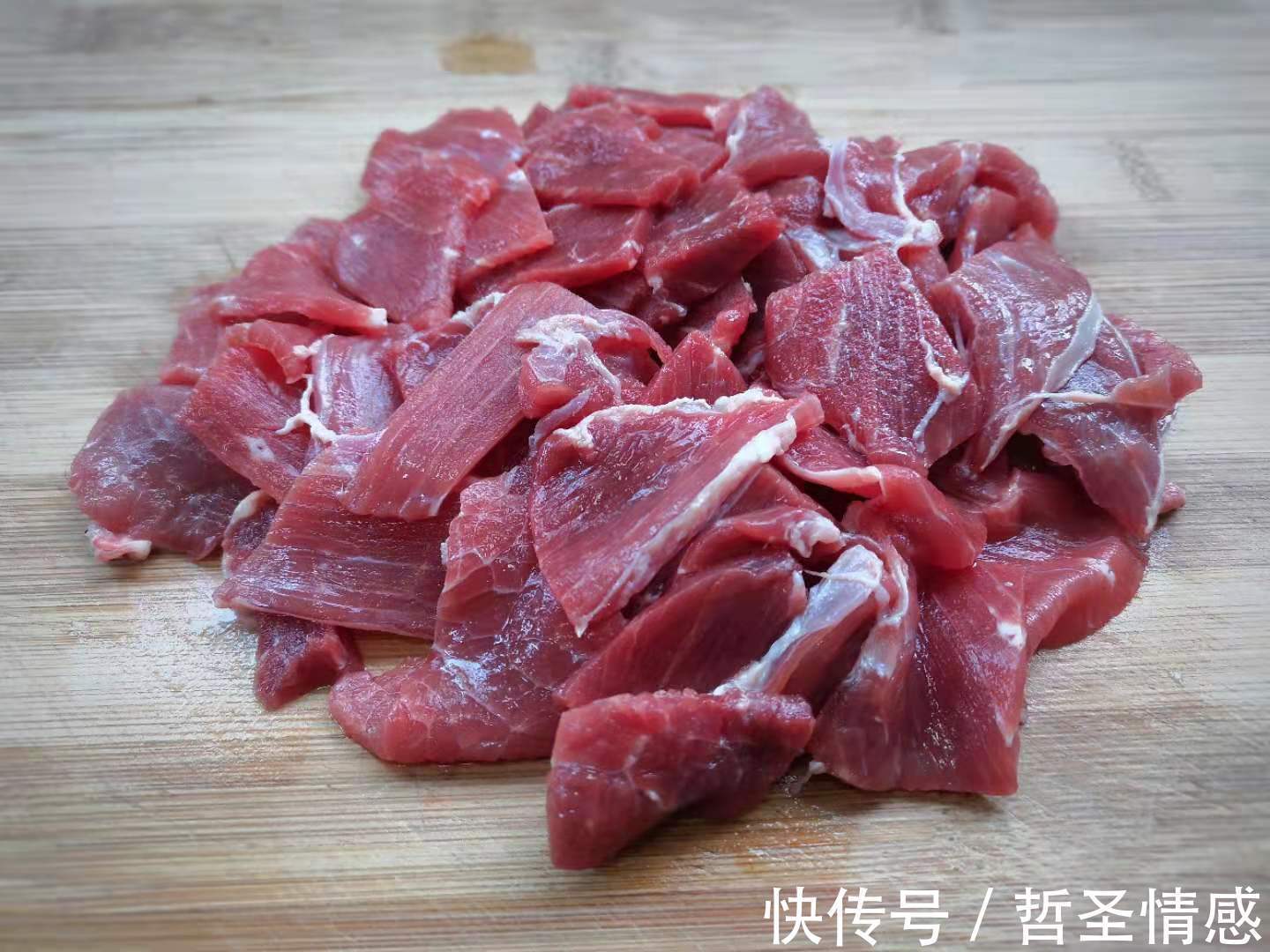 香菜拌牛肉|天一热就想吃这菜,切片一腌一煮浇上料汁,入味下饭,真解馋!