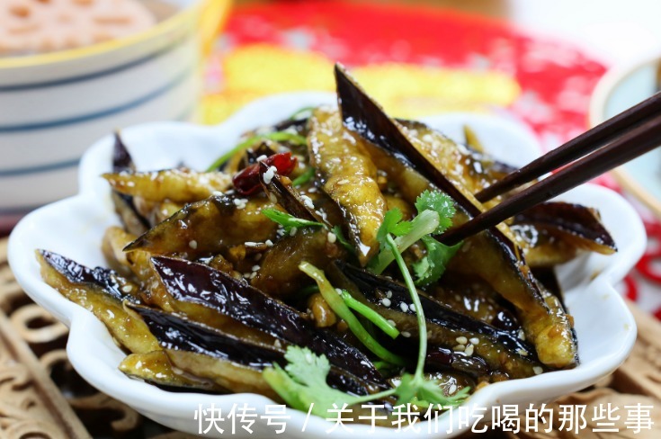 红辣椒|做风味茄子，大厨教你一招，茄子不发黑不吸油，酸甜酥脆，还入味