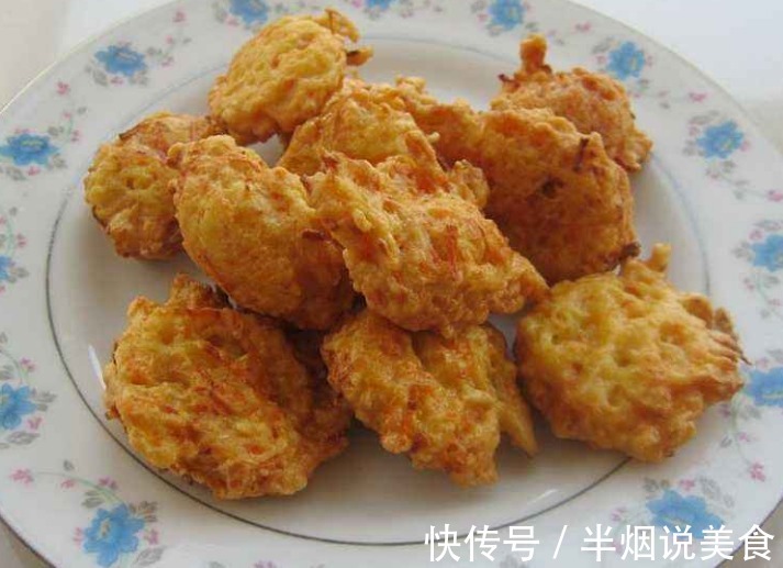 60岁奶奶炸萝卜丸子调面糊时，不加水只加它，丸子又香又脆