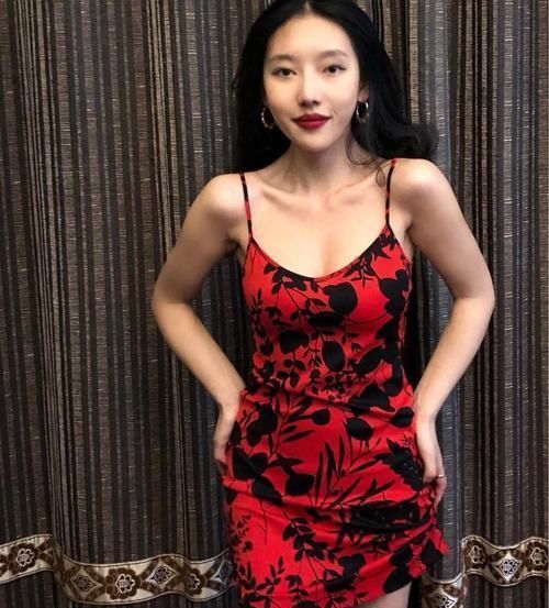  夏天|可御可甜的小姐姐，清凉穿搭多种吊带连衣裙，第二款最显魅力十足