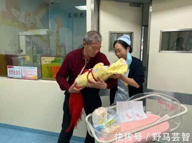 全家|67岁“老母亲”生下女宝,如今姐姐“当妈”,全家人过得很幸福