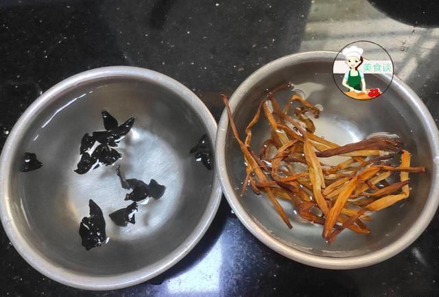  木耳跟此菜是绝配，蒸一蒸就好，营养好吃不上火，常吃提高免疫力