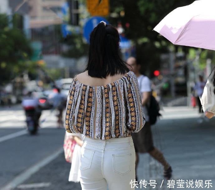 白色休闲裤简洁素雅，选择修身的款式，助你轻松演绎时尚靓丽美