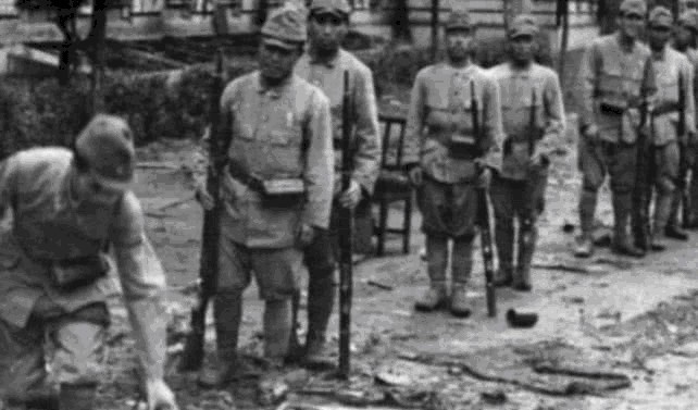 抗战|抗战时,为何我军不敢捡日军的子弹?老兵含泪:你看弹药箱边放的啥!