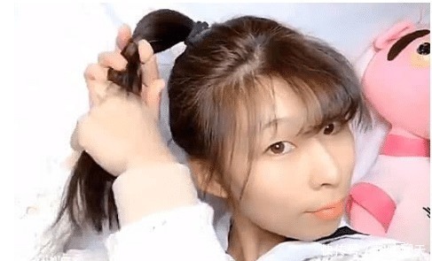 低马尾被说像“土妞”,最近流行这样扎,“土妞”也能变网红!