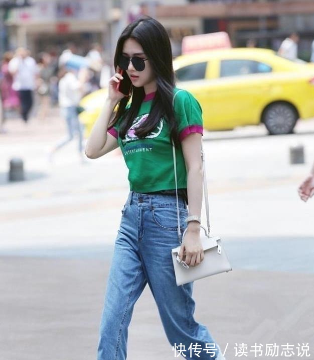 温文尔雅 黑色修身上衣搭配修身牛仔裤,娇嫩丰盈,温文尔雅!