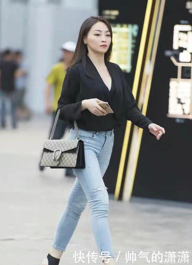 牛仔裤看起来简单而大气，让你穿上后感觉更舒服，彰显优雅的气质