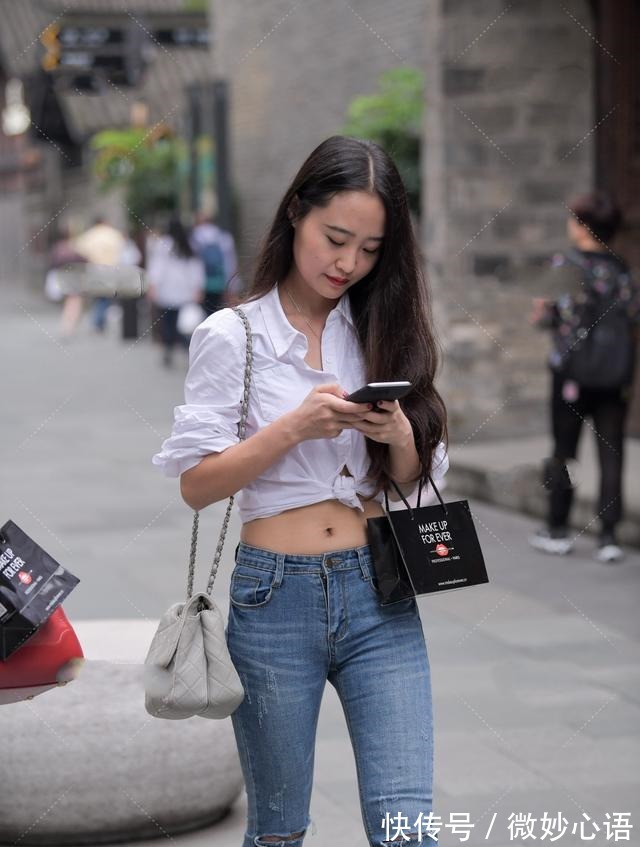 打结 白色衬衫打结方式穿搭气场不同，搭配破洞裤更是绝美！