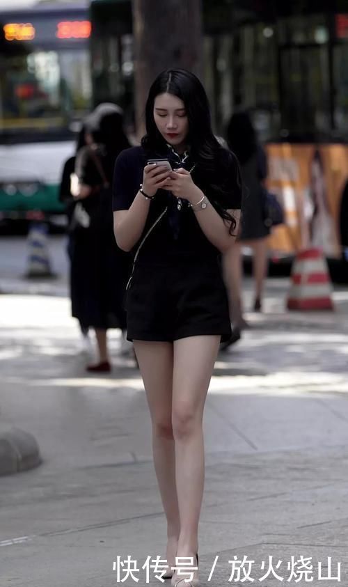 街拍美女大城市的小姐姐,为何穿上高跟鞋那么有女神范