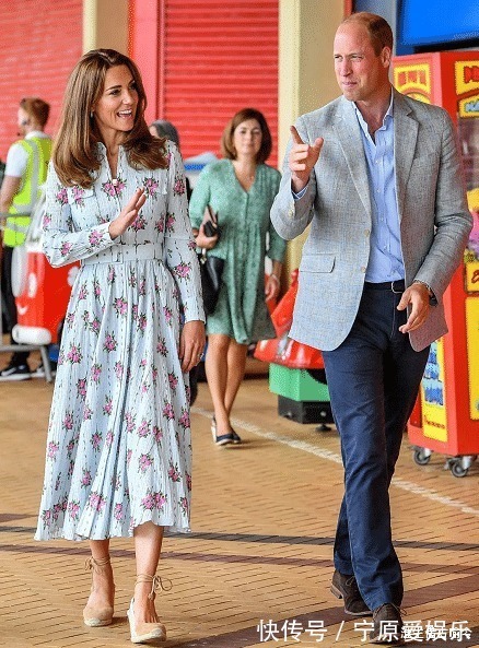 凯特 莱后和凯特同穿蓝色印花裙一个裙子太松垮显胖,另一个活泼娇媚