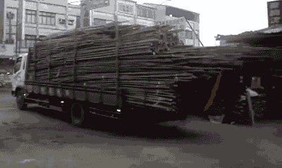 |搞笑GIF趣图:妹子,你就穿成这样躺着玩手机,心机够深的啊