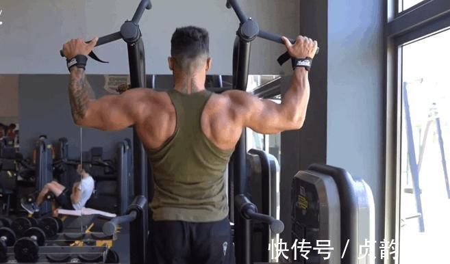 体态|男生健身先练胸肌,不显强壮反倒影响了体态你应该先练这个部位