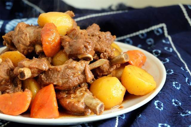 胡萝卜|地道农家菜土豆炖排骨，营养美味还实惠，排骨入口软烂满嘴留香