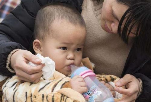 宝宝|宝宝独自看电视,妈妈在一旁呼呼大睡,被批评:这当妈的心真大