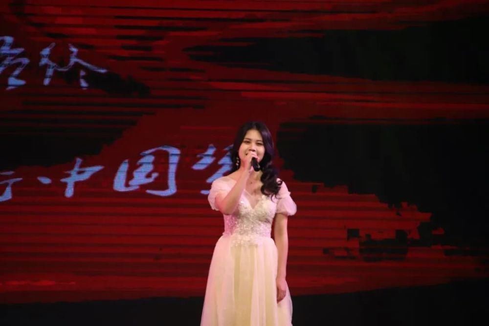 冬天的第二场雪和今晚的校园歌手大赛更配噢～