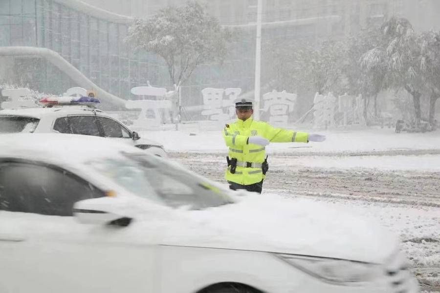 济南|大雪中，济南交警这些守护的身影真美