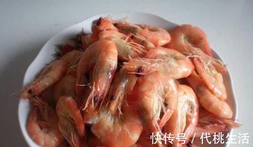煮虾时,只加生姜与食盐可不行,多加这“2样”,虾肉不腥更鲜香