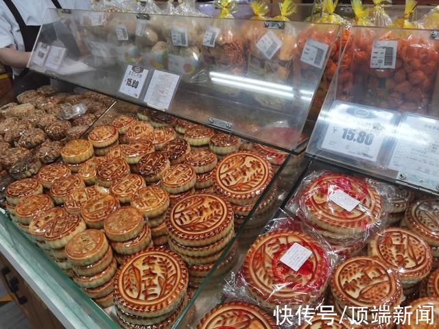 中秋节将至郑州街头月饼开始热销，传统五仁销量最好|走访| 月饼