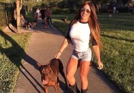 艾玛|50岁阿姨痴迷力量健身，拥有魔鬼身材，看起来却像20岁少女