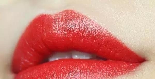 哑光 你适合涂口红还是涂唇釉?弄清楚3件事,可能你就明白了