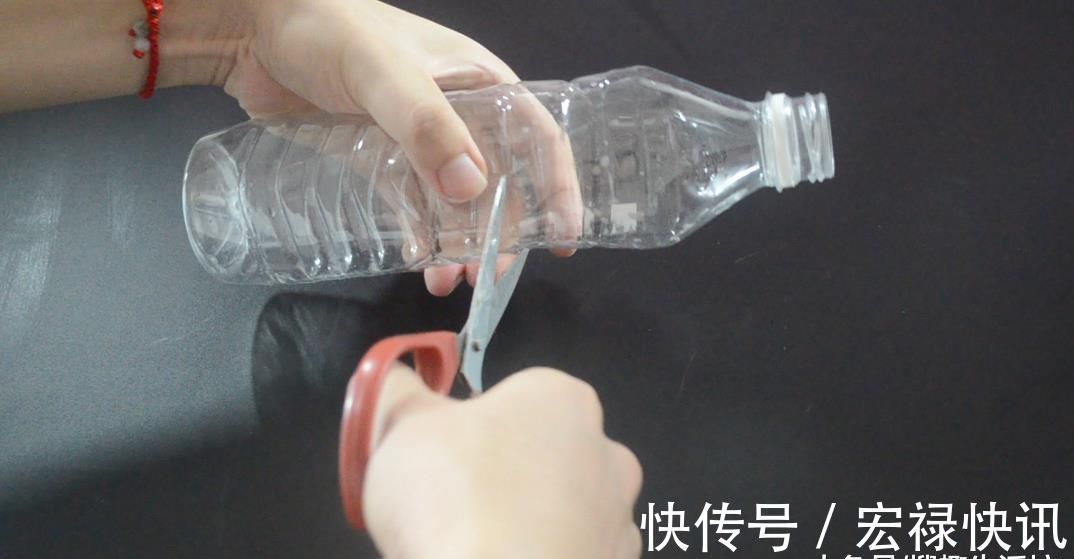 洗脸池上放一个塑料瓶, 没想到作用这么大, 看完赶紧去试试