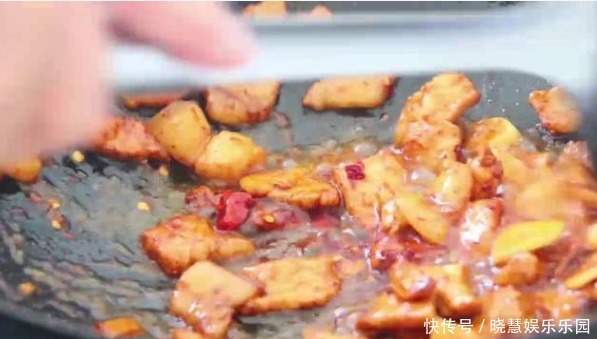 做法|素炒腐竹不好吃,大厨教你炒腐竹的做法,色泽鲜亮,好吃营养高