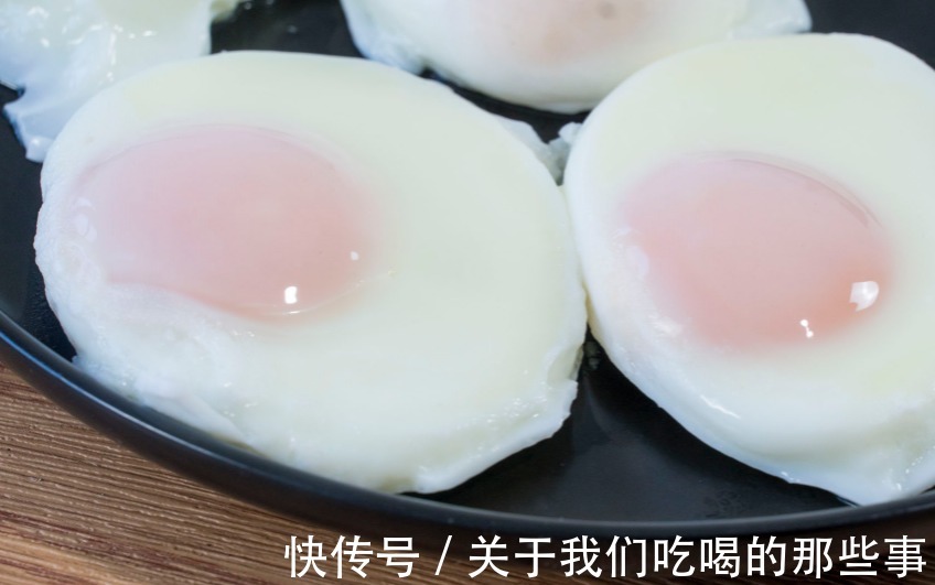 煮荷包蛋不能开水下锅，难怪散花起沫！学会4个技巧，好看又好吃