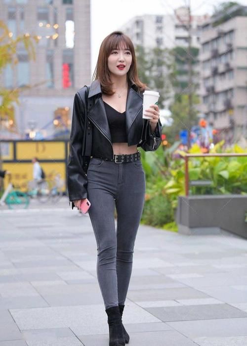 牛仔裤|皮衣外套帅气十足,搭配牛仔裤休闲时尚,黑色穿搭散发高冷范儿