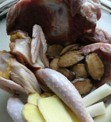 不是放根大骨就是高汤！老师傅教你正确做法，高汤醇香浓郁，真鲜