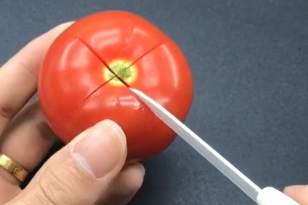 西红柿去皮别再用开水烫了,教你一招,快速去皮不流汁,省时省力