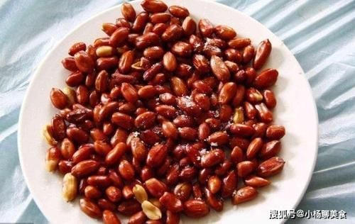 炸花生米时,出锅后别只傻傻的放盐,多加“这一样”,美味翻倍