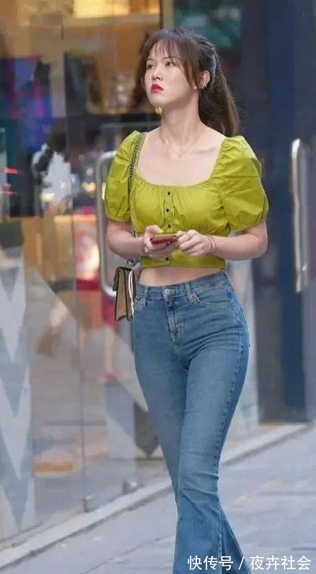 吊带 牛仔打底裤搭配时尚绿色上衣,打造整体风格,让人感觉很舒服