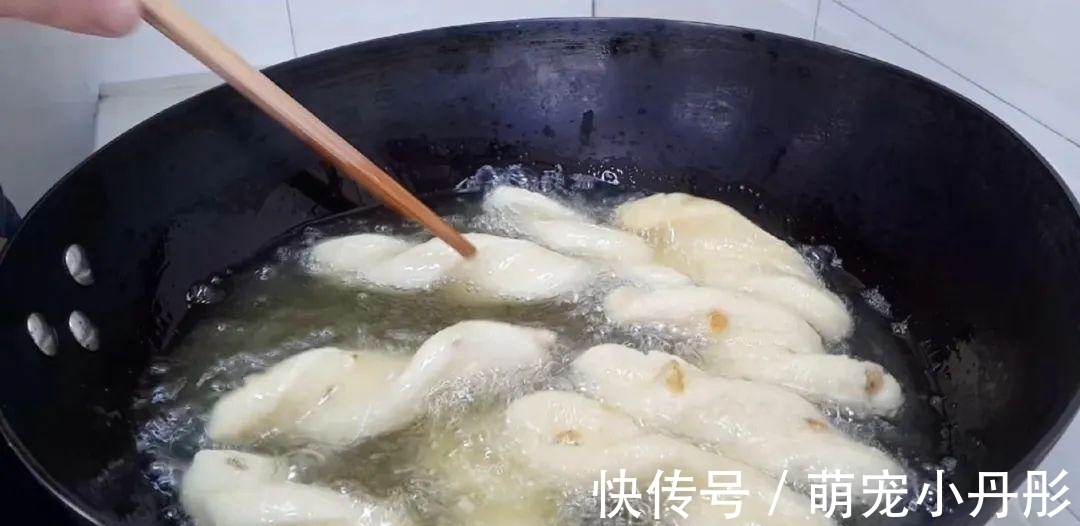 保鲜膜|以后面粉就这样做,一次炸一锅,个个香酥掉渣,比油条麻花还好吃