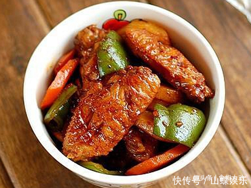 我家一入冬最爱吃简单的一锅炖,荤素都有汤汁浓,喷香热乎贼下饭