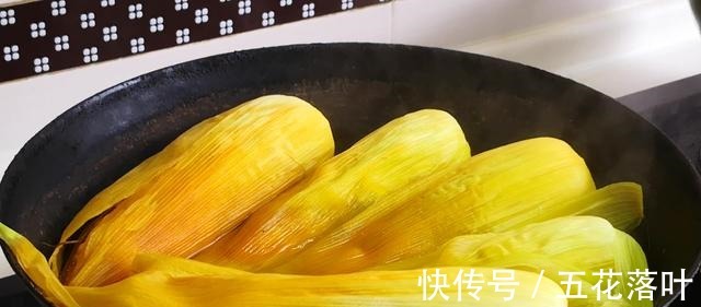 清水|煮玉米时,最忌用清水直接煮,多加2味,玉米又香又糯,很实用!