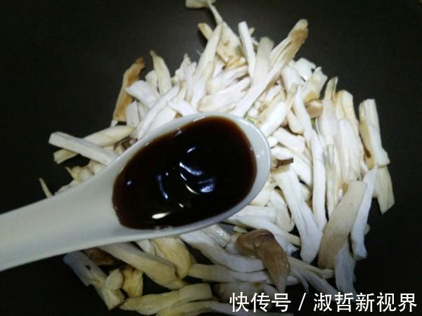 菌盖|杏鲍菇更地道的做法,下酒又下饭,简单又营养,一大盘不够吃!