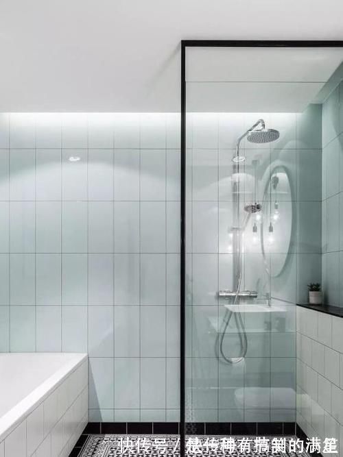 原木色|66㎡两居,以储物柜做隔断,以墨绿和原木配色,实用的文艺范儿