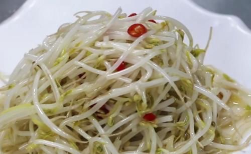 醋溜绿豆芽这样炒，做出来之后，清脆爽口，酸辣适中，全家都爱吃