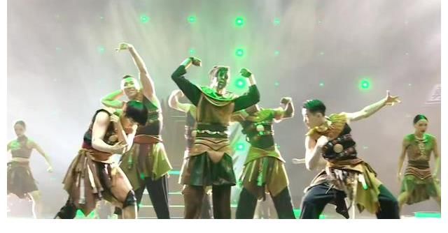 《这就是街舞4》总决赛之夜，布布打封闭上场，丛林造型致敬黑豹