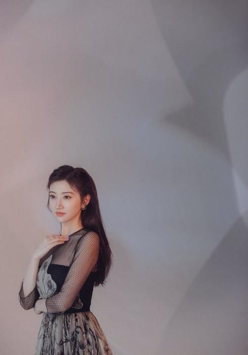 美女穿搭:神秘感连衣裙,演绎性感的魅力,捉摸不透