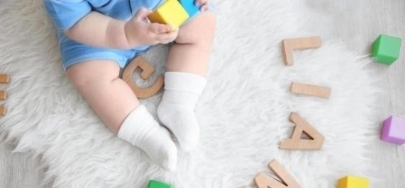 小宝宝|小宝宝穿袜子还是光脚?很多宝妈误会了,做错对娃伤害很大