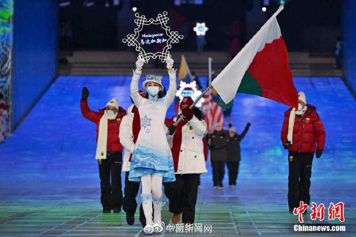 开幕式|北京冬奥开幕式引导员把国画穿身上