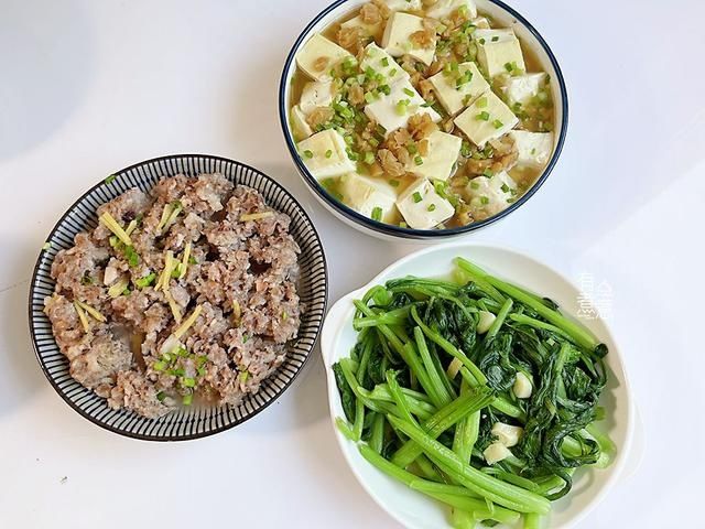 80后夫妻俩的节俭午餐，朋友圈火了，网友：好吃不浪费拒绝精致穷