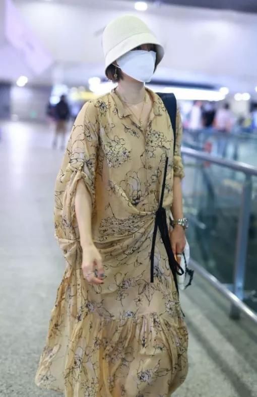 茶色|马伊琍把“上浅下深”带火了,奶茶色衬衫配烟管裤,温柔又高级