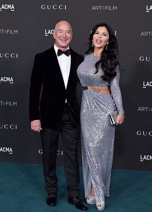 空气有点青草香\",\"i10\":\"今日头像 世界首富带51岁女友走红毯,被猛男搂抱一脸高冷,贝佐斯像外人