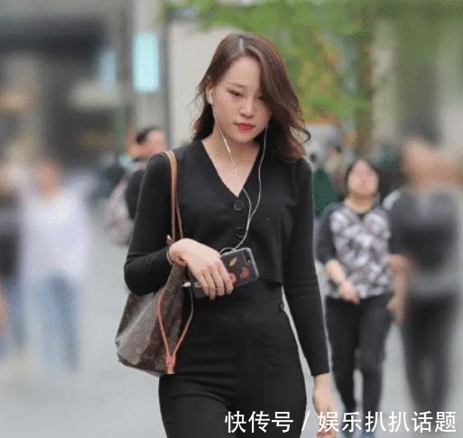 格子包 开衫针织衫搭配喇叭裤，职业休闲皆可穿，真是百搭啊！